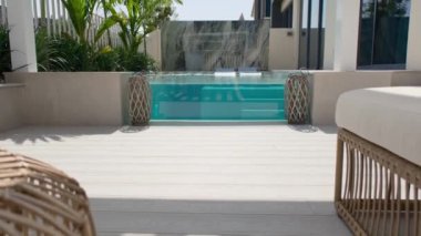 Güneşli bir günde Dubai 'de lüks bir villanın arka bahçesinde küçük özel bir yüzme havuzu. Dışarıda, Yavaş Hareket.