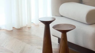 Güneşli bir günde Dubai 'de pahalı bir özel villada oturma odasında kanepe. Yavaş Hareket