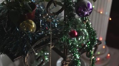 Dairenin içinde yılbaşı süsleri parlıyor. Noel süsleri, parlak kurdeleler, parlak çelenkler. Noel süslemesi.