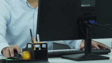 Bilgisayarda çalışan bir ofis çalışanının elleri. Yakın çekim, yavaş çekim.
