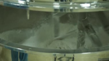 Bir laboratuvar gezegen karıştırıcısı kimyasal bileşenleri karıştırıyor. Kapat, Yavaş Hareket.