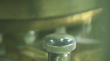 İlaç Laboratuvarında Tablet Üretim Taşıyıcısı. Yavaş Hareket, Kapat