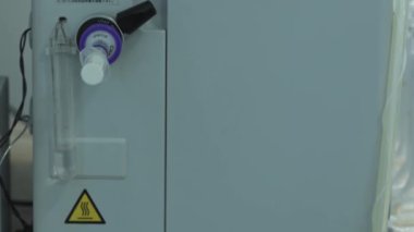Deney sırasında laboratuvar aleti. Kimyasal laboratuvar, ağır çekim..