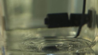 Kimya laboratuvarında bilimsel bir aletin çalışması. Yakın çekim, yavaş çekim.