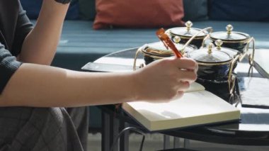 Pahalı giysiler içindeki bir işadamının elleri ofisteki bilgisayarlarda çalışıyor. Yakın çekim, yavaş çekim.