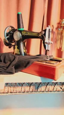 Atölye atölyesinde el dikiş makinesi. Yavaş Hareket