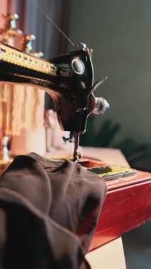 Atölyede dikiş makinesi üzerinde çalışan usta atölyenin eli. Kapat, Yavaş Hareket.