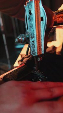 Bir atölyede dikiş makinesine elbise diken bir ustanın elleri. Kapat, Yavaş Hareket