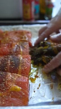 Şef elleriyle tepside taze karides karıştırıyor. Kapat, Yavaş Hareket