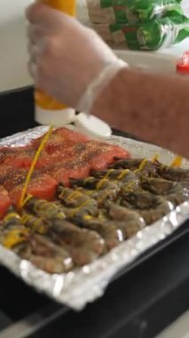 Şef sosu karidesin üstüne, balığı da tepsinin üstüne döker. Kapat, Yavaş Hareket.