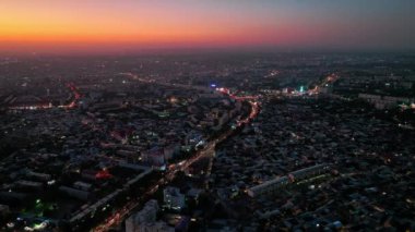 Yaz günbatımında Taşkent 'in gece sokaklarında insansız hava aracı. Hava Görünümü