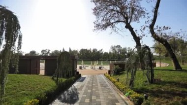 Şehir gölünün kıyısında güneşlenen bir plaj ve güneş pansiyonlarıyla yürümek. Güneşli bir yaz günü. Yavaş Hareket