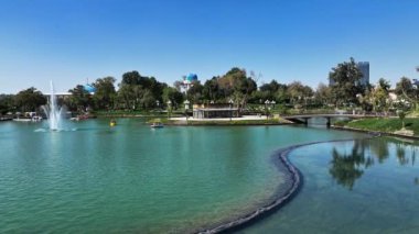 Şehir gölünün üzerinde çeşmelerle dron. Güneşli bir yaz günü. Hava Görünümü, Yavaş Hareket
