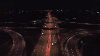 Gece şehrinin ortasında bir müzenin üzerindeki insansız hava aracı ışıklarla aydınlatılıyor. Bulutsuz Yaz Gecesi. Hava Görünümü