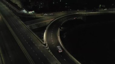 Gece şehrinin ortasında bir müzenin üzerindeki insansız hava aracı ışıklarla aydınlatılıyor. Bulutsuz Yaz Gecesi. Hava Görünümü