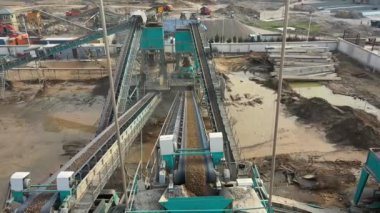 Bir maden ocağının taşıma bandında İHA. Hava Görünümü