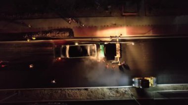 Gece yarısı tamir edilen bir şehir yolunda insansız hava aracı. Hava Görünümü