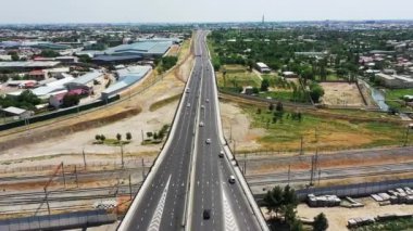 Otoyolun üzerinde bir dron. Güneşli bir yaz günü. Hava Görünümü