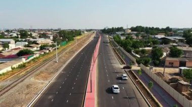Otoyolun üzerinde bir dron. Güneşli bir yaz günü. Hava Görünümü