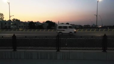 Yoldan geçen arabalarla bir gece köprüsünün üzerinde insansız hava aracı. Hava Görünümü