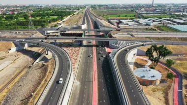 Yoldan geçen arabalarla köprüden geçeceğiz. Hava Görünümü