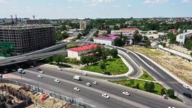 Yoldan geçen arabalarla köprüden geçeceğiz. Hava Görünümü