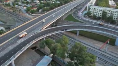 Şehirdeki yollarda zaman ayarlı insansız hava aracı. Güneşli bir yaz günü. Hava Görünümü