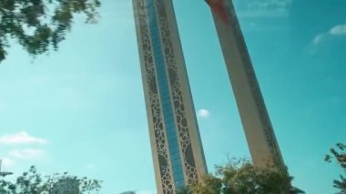 Dubai 'de mavi bir yaz gökyüzünün arka planına karşı mimari kemer. Güneşli bir yaz günü. Yavaş Hareket