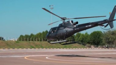 Dubai 'ye turistlerle küçük özel bir helikopter yolculuğu. Güneşli bir yaz günü. Yavaş Hareket