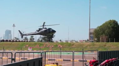 Dubai 'ye turistlerle küçük özel bir helikopter yolculuğu. Güneşli bir yaz günü. Yavaş Hareket