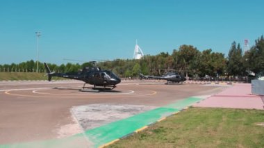 Turistli küçük bir helikopter Dubai 'yi gezmek için havalanıyor. Güneşli bir yaz günü. Yavaş Hareket