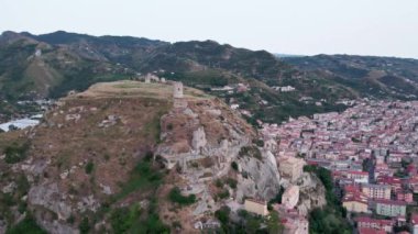 Amantea, İtalya 'da antik bir kulede insansız hava aracı. Şehrin yukarısındaki yüksek bir tepede. Bulutlu bir yaz günü. Hava Görünümü