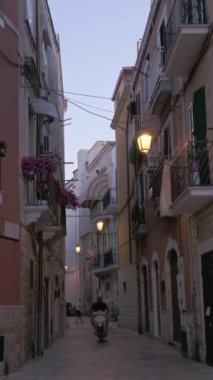 İtalya 'nın eski Bari kasabasının antik sokakları. Bulutlu bir yaz akşamı. Yavaş Hareket.