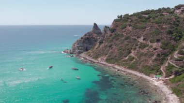 Tekneler ve yatlarla tarihi göl üzerinde insansız hava aracı. Capo Vaticano, İtalya 'nın Calabria kentindeki Ricadi Belediyesi' nde. Güneşli bir yaz günü. Hava Görünümü