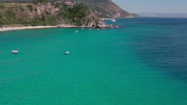 Güneşli bir yaz gününde deniz gölünde ve tarihi kentte insansız hava aracı. Capo Vaticano, İtalya 'nın Calabria kentindeki Ricadi Belediyesi' nde. Hava Görünümü.