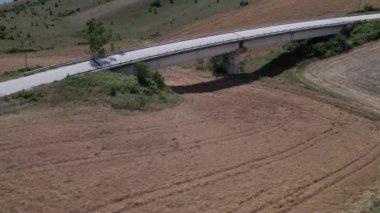 Göl kenarındaki tarlaların üzerinde bir dron. Bulutlu Yaz Günü, İtalya. Hava Görünümü