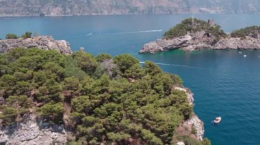 Tekneler ve yatlarla tarihi göl üzerinde insansız hava aracı. Capo Vaticano, İtalya 'nın Calabria kentindeki Ricadi Belediyesi' nde. Güneşli bir yaz günü. Hava Görünümü