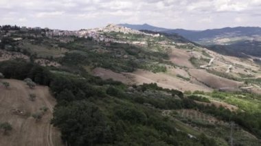 Dağlar, uçan kuşlarla dolu mavi bulutsuz bir gökyüzünün arka planına karşı. Capo Vaticano, İtalya 'nın Calabria kentindeki Ricadi Belediyesinde..