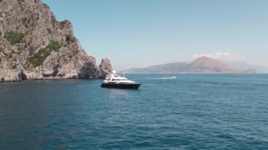 Güneşli bir günde, tarihi bir gölde, özel bir yatta insansız hava aracı kullanmak. Capo Vaticano, İtalya 'nın Calabria kentindeki Ricadi Belediyesi' nde. Hava Görünümü.
