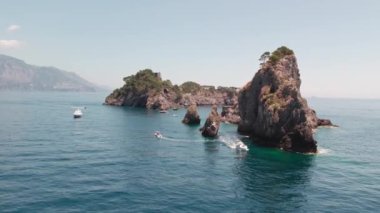 Tekneler ve yatlarla tarihi göl üzerinde insansız hava aracı. Capo Vaticano, İtalya 'nın Calabria kentindeki Ricadi Belediyesi' nde. Güneşli bir yaz günü. Hava Görünümü