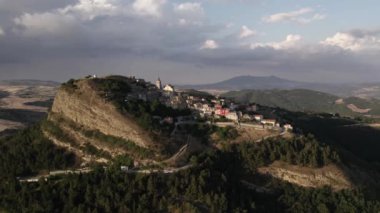 Bulutlu bir günde, dağlardaki tarihi Avrupa şehrinin üzerinde insansız hava aracı. Hava Görünümü