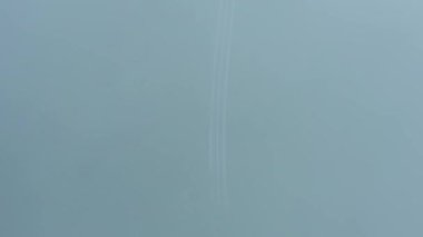 Yoğun orman ve sisli bir dağ yolunda bir dron. Bulutlu bir yaz günü. Hava Görünümü