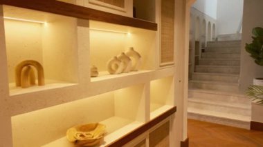 Dubai 'de pahalı bir özel villada koridor. Yavaş Hareket.