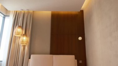 Dubai 'de şık ve pahalı bir villada, güneş ışığıyla aydınlatılmış bir yatak odası. Yavaş Hareket