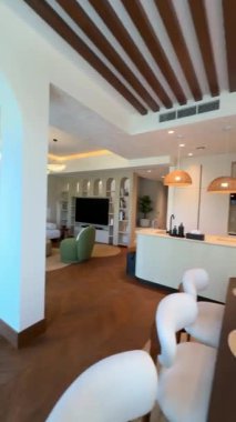 Dubai 'de pahalı bir özel villada oturma odası. Panoramik pencerelerden güneş ışığı alıyor. Yavaş Hareket.