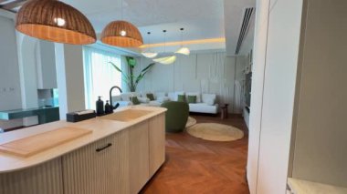 Dubai 'de pahalı bir özel villada şık bir mutfak. Kocaman pencerelerden gelen güneş ışığıyla aydınlatılıyor. Yavaş Hareket.