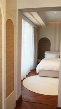 Dubai 'de şık ve pahalı bir villada, güneş ışığıyla aydınlatılmış bir yatak odası. Yavaş Hareket