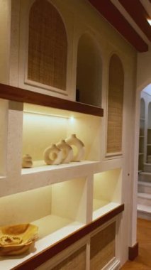 Dubai 'de pahalı bir özel villada koridor. Yavaş Hareket.