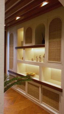 Dubai 'de pahalı bir özel villada koridor. Yavaş Hareket.