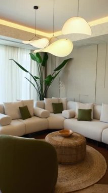 Dubai 'de pahalı bir özel villada oturma odası. Panoramik pencerelerden güneş ışığı alıyor. Yavaş Hareket.